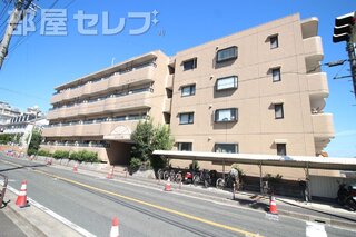 タイル貼りのしっかりした外観。