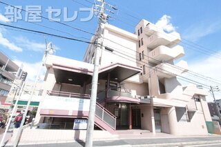 タイル張りの立派な外観です。