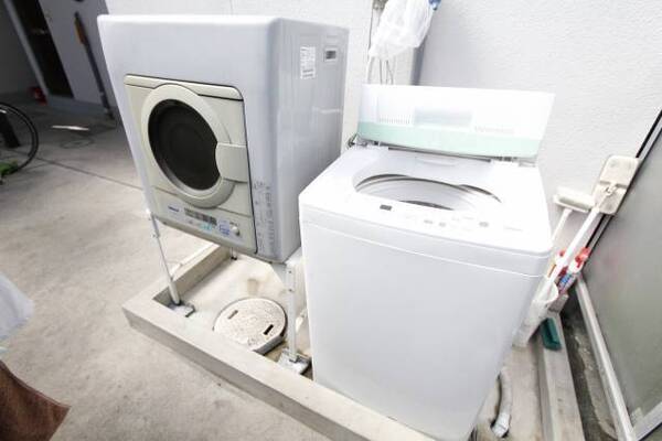 屋外洗濯機付き。しかも無料です。