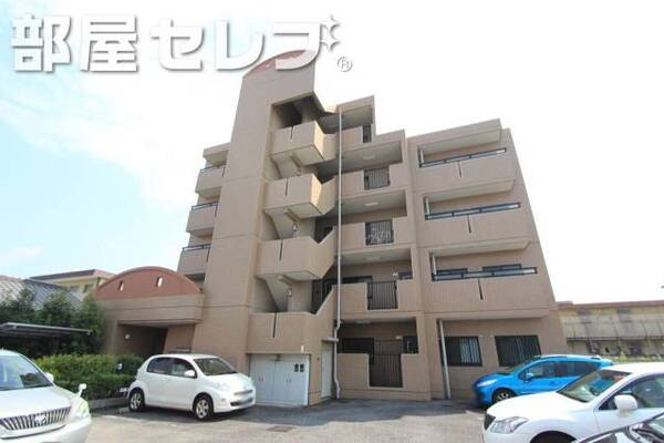 5階建てのマンション。