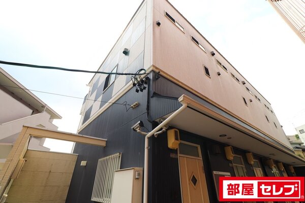 白黒のツートンでお洒落な外観です。