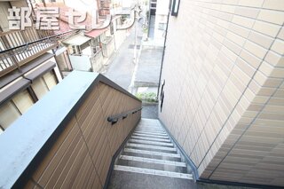 共用階段も綺麗にしてます。