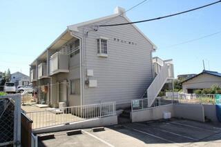 上社の閑静な住宅街にある建物です。