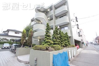 落ち着いた雰囲気の外観。