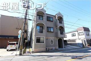 3階建てのマンション。