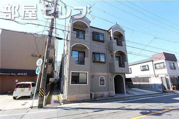 3階建てのマンション。