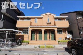 2階建ての低層住宅。