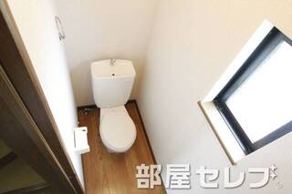 窓付きの清潔感あるトイレです。