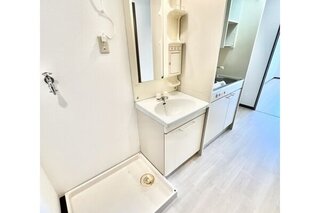 洗面台にも収納があります
