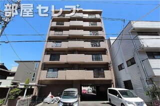 タイル貼りのマンション。