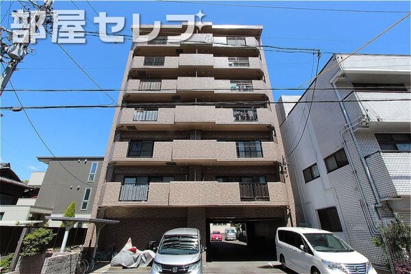 タイル貼りのマンション。
