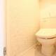 ウォシュレットつきのトイレは壁紙もおしゃれ