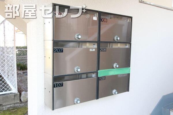 きれいな集合ポストです。