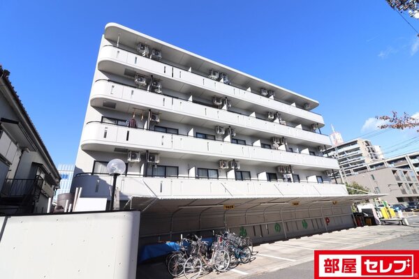 5階建てマンション。