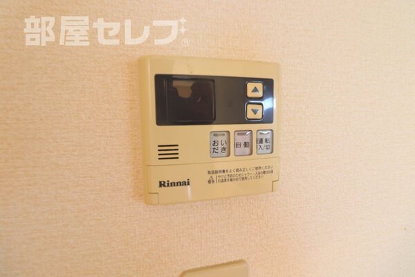 階段には手すりが付いています