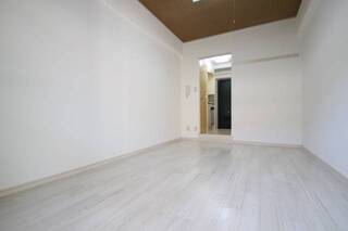 白基調の明るいお部屋です。106号室の写真です。