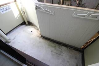 洗濯機置場と幅のあるベランダです。106号室の写真です。