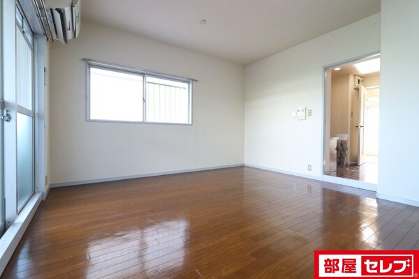 脱衣場にも棚あり。