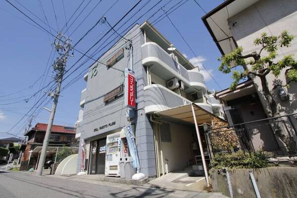 一階にコインランドリーがあります。