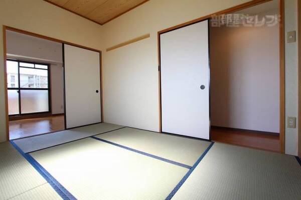 写真は別の部屋です。