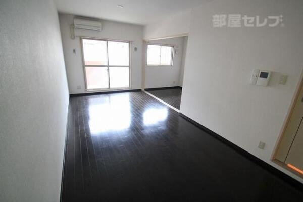 出窓もあり、明るいお部屋です。