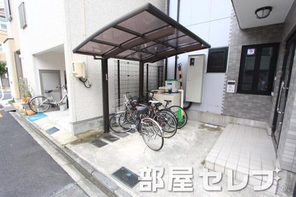 屋根付き駐輪場で雨に濡れない。