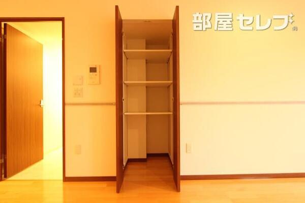 奥行のある収納です