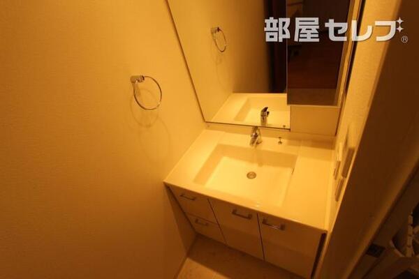 落ち着きのある洗面所です