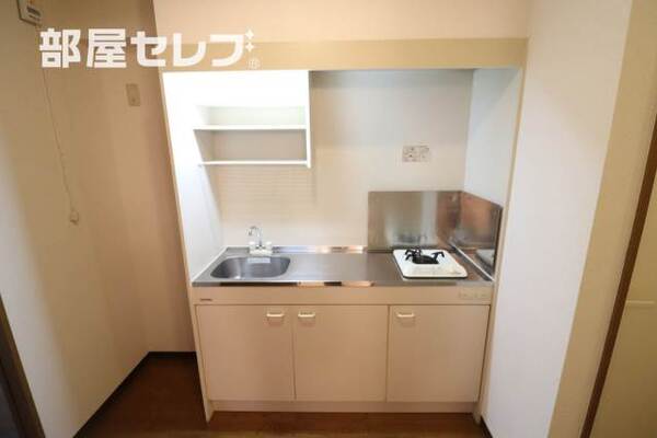リフォーム前の写真です（実際はIH2口コンロあり）