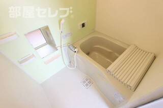 清潔感あふれるバスルームです。