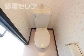 花柄の壁紙が素敵なトイレです。