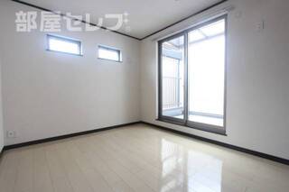 大きな窓があるお部屋です。