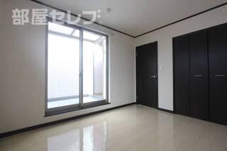 大きな窓があるお部屋です。