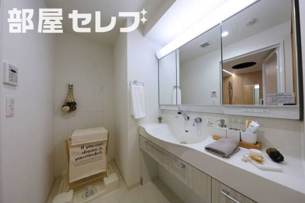 ※モデルルーム（階数によって色合いの相違があります。）