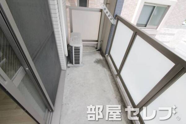 明るいバルコニーです。