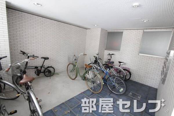 屋根付きの駐輪場です。