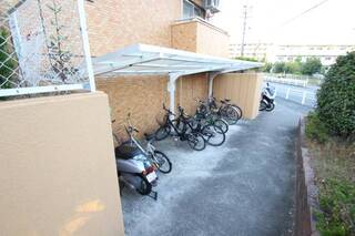 屋根付きの自転車置場です。