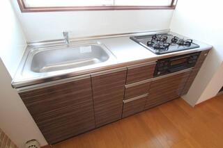 3つ口コンロのシステムキッチンです。
