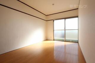 東南側の明るいお部屋です。