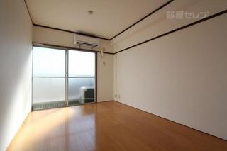 西南側の明るいお部屋です。