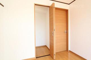 西南側のお部屋の収納です。