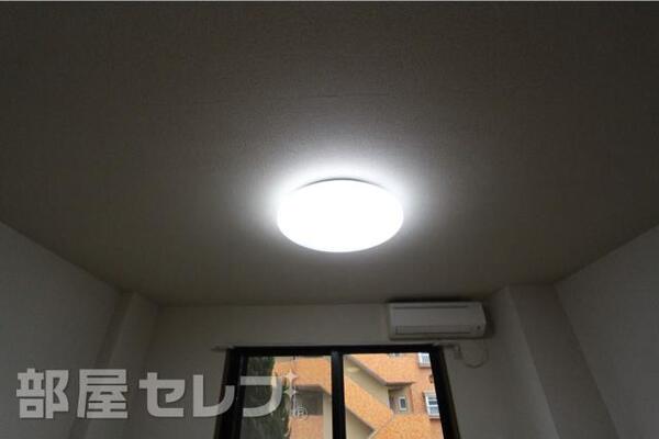 居室に照明があります。
