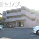 小高い丘の上にそびえるマンション