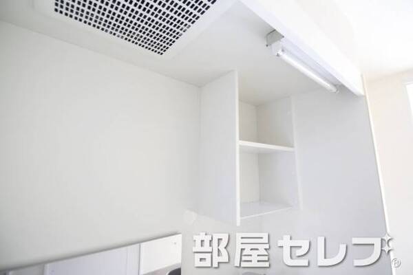 キッチン上部収納。