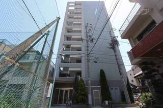 大きな道路に面したお洒落な外観
