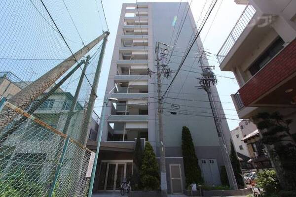大きな道路に面したお洒落な外観