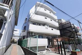 タイル張りの外観。