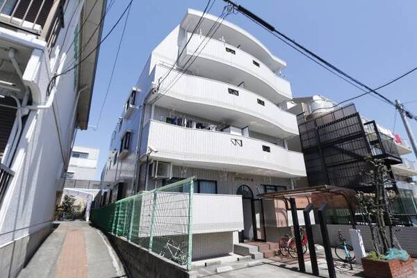 タイル張りの外観。