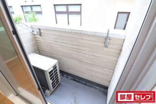 111号室は奥行きがあるベランダタイプ。
