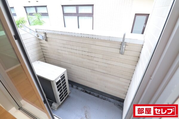 111号室は奥行きがあるベランダタイプ。